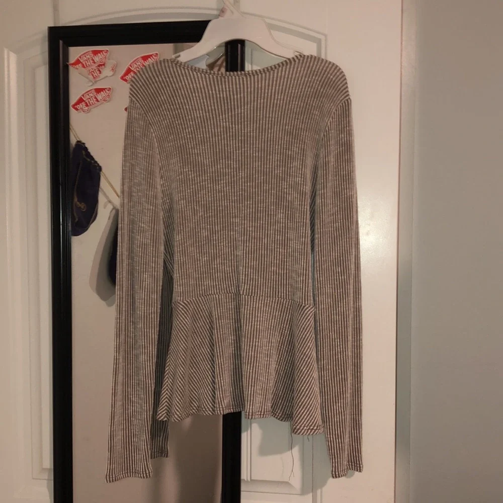 V neck blouse tan - Picture 2 of 2